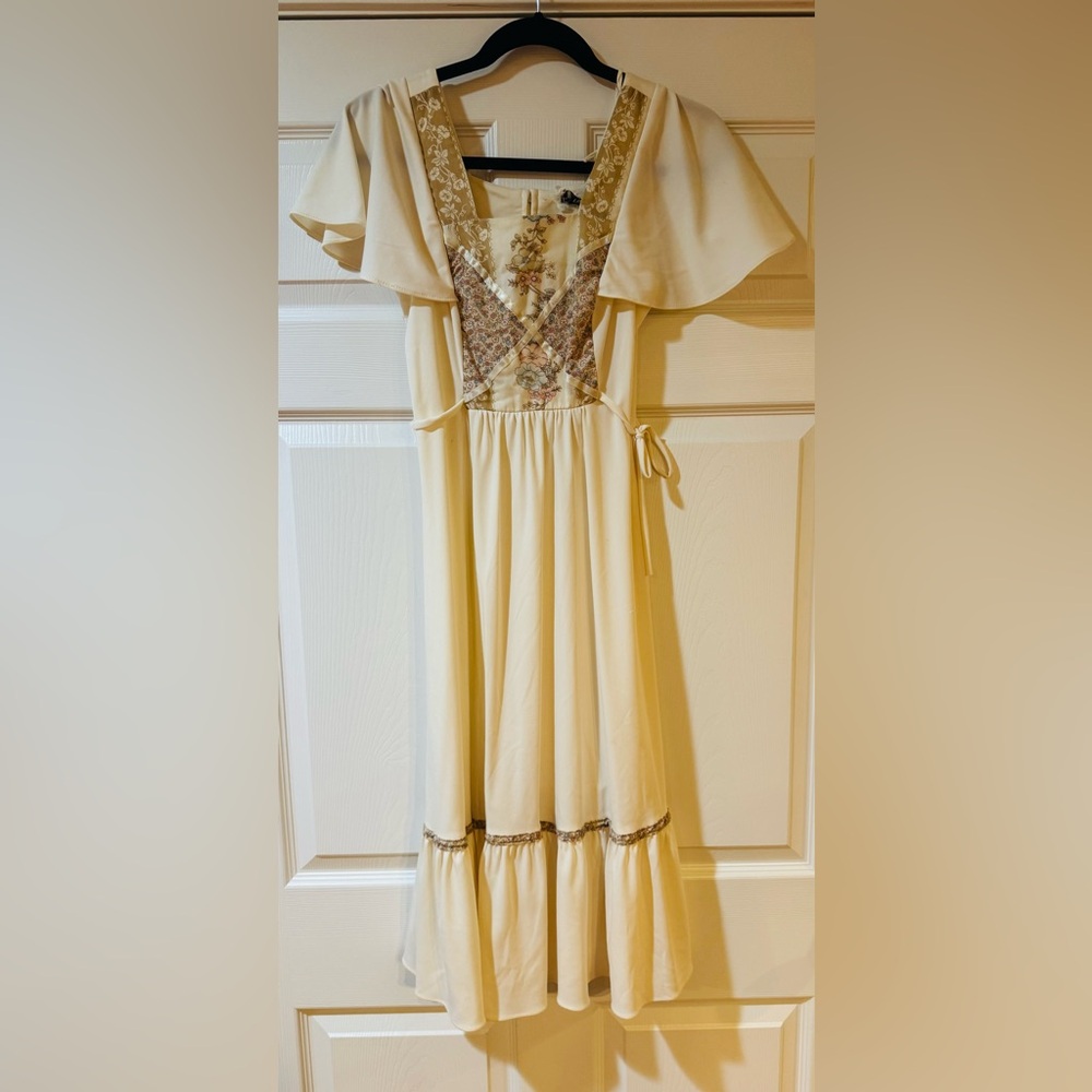 Vintage 70s Elegant Cream Floral Dress women’s size 6